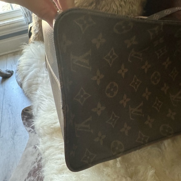 Louis Vuitton OnTheGo GM Reverse Monogram - Picture 10 of 14